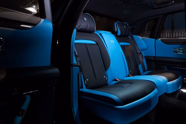 Rolls-Royce Ghost Black Badge thế hệ mới cũng được trang bị bộ mâm là thương hiệu của phiên bản này với chất liệu nhôm kết hợp cùng 44 lớp sợi carbon tăng vẻ cá tính cho ngoại hình xe.