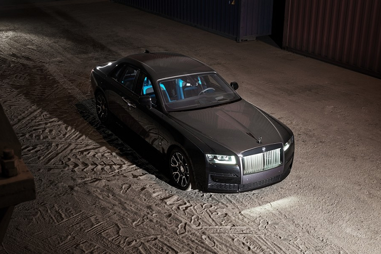 Sau 2 tháng cho ra mắt đại lý xe Rolls-Royce đầu tiên mở tại Sài thành và giới thiệu 2 mẫu xe siêu sang là Phantom thế hệ thứ 8 cũng như Ghost thế hệ mới, đơn vị phân phối thương hiệu xe siêu sang Anh quốc tại Việt Nam đã giới thiệu mẫu xe siêu sang Rolls-Royce Ghost Black Badge 2022 mới với các khách hàng Việt.