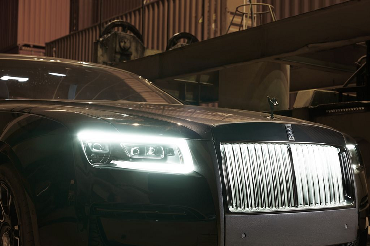Bên trong khoang lái của chiếc xe siêu sang Rolls-Royce Ghost Black Badge 2022 mới ra mắt tại dải đất hình chữ S có màu xanh dương và đen kết hợp sợi carbon và biểu tượng vô cực ở hàng ghế sau vẫn sẽ xuất hiện để tạo sự khác biệt so với Rolls-Royce Ghost tiêu chuẩn.