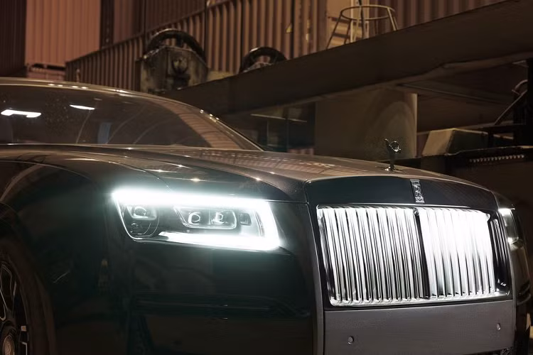 Bên trong khoang lái của chiếc xe siêu sang Rolls-Royce Ghost Black Badge 2022 mới ra mắt tại dải đất hình chữ S có màu xanh dương và đen kết hợp sợi carbon và biểu tượng vô cực ở hàng ghế sau vẫn sẽ xuất hiện để tạo sự khác biệt so với Rolls-Royce Ghost tiêu chuẩn.