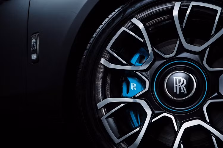 So với chiếc xe Rolls-Royce Ghost Black Badge đầu tiên về nước cách đây hơn 4 năm, Rolls-Royce Ghost bản Black Badge thế hệ mới có ngoại hình thiết kế mới. Chưa hết, Rolls-Royce Ghost Black Badge 2022 còn gây ấn tượng khi ngoại thất sử dụng đến 45 kg sơn để giúp bộ áo xe lấp lánh trong 2 mà là đen và neon đúng chất của bản "thêm đen".