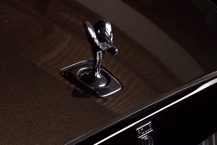 Sự có mặt của Rolls-Royce Ghost bản Black Badge thế hệ mới theo diện phân phối chính hãng sẽ giúp cho các khách hàng trong nước có nhiều sự lựa chọn để mua. Giá xe Rolls-Royce Ghost Black Badge 2022 chính hãng tại dải đất hình chữ S bắt đầu từ 33,7 tỷ đồng, mức giá này chưa bao gồm các tùy chọn thêm của khách hàng.