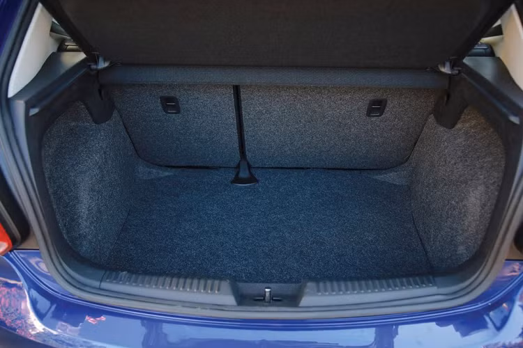 Những trang bị an toàn hiện hữu trên xe gồm: chống bó cứng phanh ABS, camera lùi quan sát phía sau xe, kiểm soát cự ly đỗ xe phía trước và sau xe, hệ thống kết nối ghế an toàn cho trẻ em ISOFIX, túi khí hàng ghế trước, hệ thống chống trộm Immobilizer, cảnh báo chống trộm.