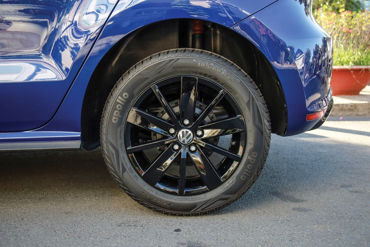 Phần khung Volkswagen Polo Sport Edition chứa đựng các cột trụ, thanh giằng hông bảo vệ người ngồi bên trong, vùng hấp thu xung lực ở phía trước và sau xe. Thân vỏ được làm từ thép cường lực, đảm bảo an toàn tuyệt đối.