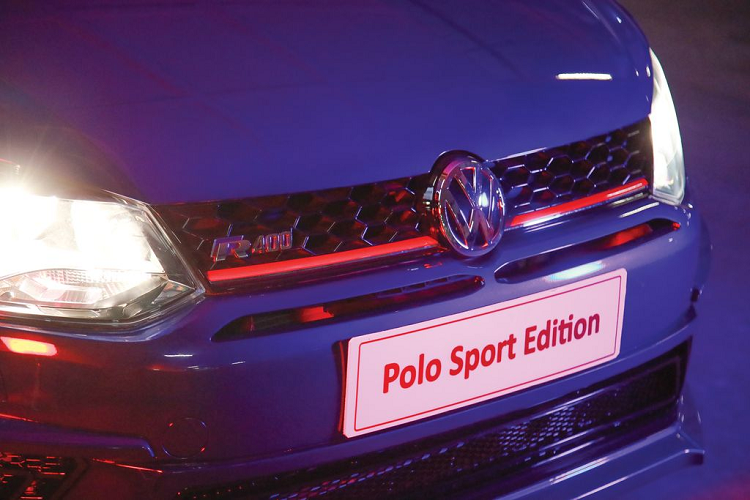 Volkswagen Polo Sport Edition sử dụng động cơ 1.6L, cho công suất cực đại 105 mã lực tại tốc độ tua máy 5.250 vòng/phút, đi kèm hộp số S (Sport) đậm chất thể thao. Mức tiêu hao nhiên liêu trên đường hỗn hợp của xe là 7,41 lít/100 km.