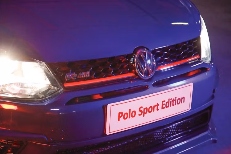 Volkswagen Polo Sport Edition sử dụng động cơ 1.6L, cho công suất cực đại 105 mã lực tại tốc độ tua máy 5.250 vòng/phút, đi kèm hộp số S (Sport) đậm chất thể thao. Mức tiêu hao nhiên liêu trên đường hỗn hợp của xe là 7,41 lít/100 km.