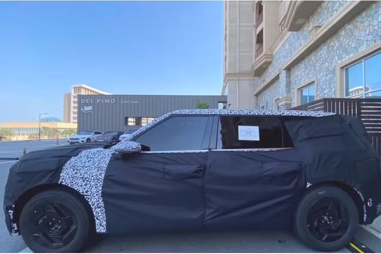 Phiên bản thương mại của Kia EV9 sẽ trung thành với mẫu concept đã được giới thiệu năm 2022. Thiết kế ngoại thất của EV9 sử dụng ngôn ngữ thiết kế “Opposites United” với những đường nét vuông vức, tối giản và hiện đại. Cụm đèn pha mang phong cách pixel và dải đèn chạy ban ngày có tạo hình chữ L đầy ấn tượng.