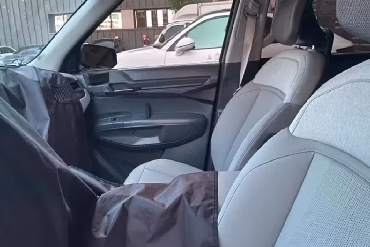 Theo nguồn tin từ Korean Car Blog, Kia EV9 có tầm vận hành khoảng 540km mỗi lần sạc và khả năng tăng tốc từ 0 lên 100km/h trong khoảng 5 giây. Xe cũng được cho là có công nghệ tự lái cấp 3, khả năng cập nhật phần mềm qua kết nối Internet và các tính năng giải trí hiện đại. Ngoài ra, EV9 hỗ trợ công nghệ sạc nhanh DC 350 kW, cho phép sạc từ 10-80% trong khoảng 30 phút.