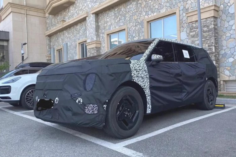 Qua những hình ảnh được chụp lại, có thể thấy mẫu xe này sở hữu kích thước khá đồ sộ với chiều dài cơ sở hơn 3m. Nhờ vậy, mẫu SUV 7 chỗ thuần điện nhà Kia cung cấp không gian rộng rãi ở cả 3 hàng ghế và cốp để đồ có diện tích lớn. Kia EV9 2023 chạy điện sử dụng nền tảng khung gầm E-GMP do tập đoàn Hyundai phát triển dành riêng cho các mẫu xe điện Huyndai và Kia.