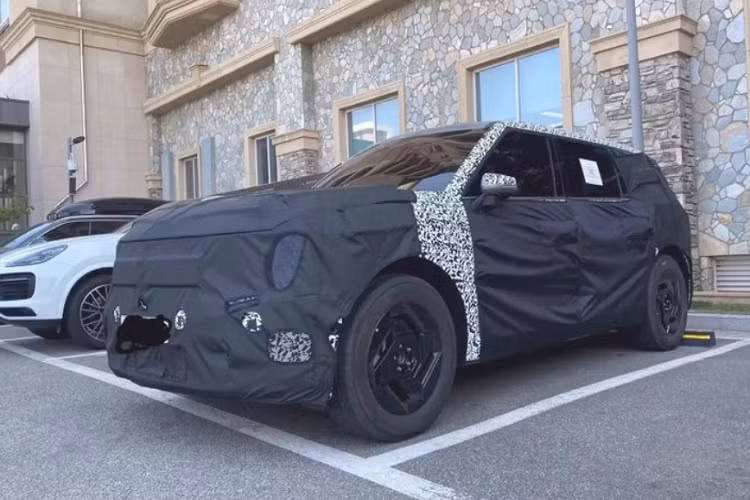 Qua những hình ảnh được chụp lại, có thể thấy mẫu xe này sở hữu kích thước khá đồ sộ với chiều dài cơ sở hơn 3m. Nhờ vậy, mẫu SUV 7 chỗ thuần điện nhà Kia cung cấp không gian rộng rãi ở cả 3 hàng ghế và cốp để đồ có diện tích lớn. Kia EV9 2023 chạy điện sử dụng nền tảng khung gầm E-GMP do tập đoàn Hyundai phát triển dành riêng cho các mẫu xe điện Huyndai và Kia.