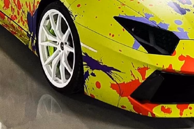 "Trái tim" này kết hợp cùng hộp số tự động 7 cấp ISR và hệ dẫn động 4 bánh, nhờ đó, siêu xe Lamborghini Aventador LP700-4 mới thay áo tranh dầu chỉ mất khoảng 2,9 giây để tăng tốc lên 100 km/h từ vị trí xuất phát trước khi đạt vận tốc tối đa 349 km/h.