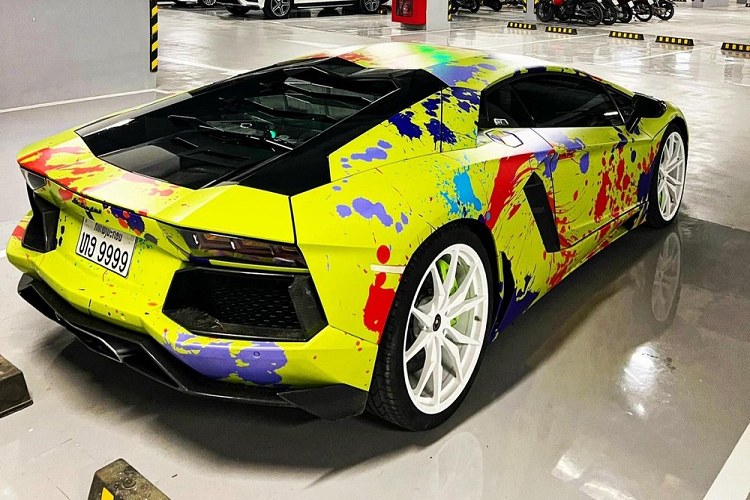 Sau gần 2 tuần mua lại chiếc siêu xe Lamborghini Aventador LP700-4 biển tứ quý 9 của nước bạn Lào, 1 tay chơi xe còn khá trẻ đã mang siêu bò đi dán bộ áo lấy ý tưởng từ các bức tranh sơn dầu cá tính. Ngoài ra, bộ mâm xe được chuyển sang tông màu trắng.