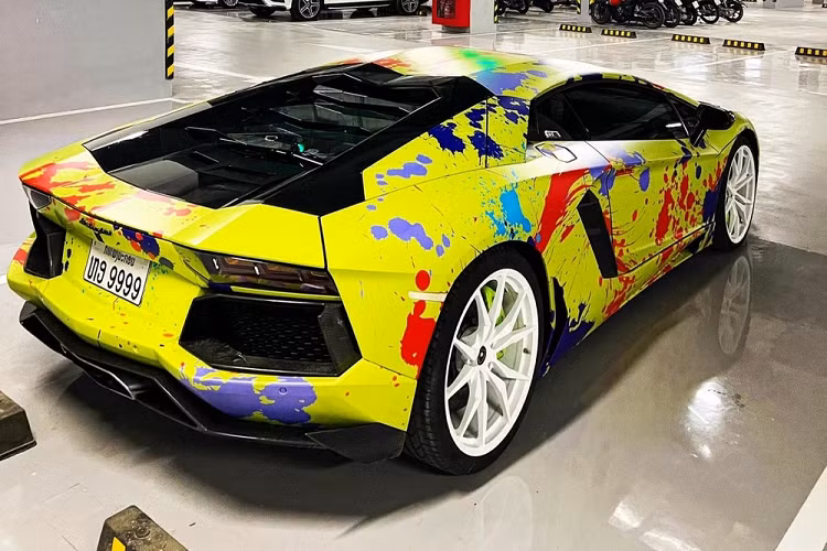 Sau gần 2 tuần mua lại chiếc siêu xe Lamborghini Aventador LP700-4 biển tứ quý 9 của nước bạn Lào, 1 tay chơi xe còn khá trẻ đã mang siêu bò đi dán bộ áo lấy ý tưởng từ các bức tranh sơn dầu cá tính. Ngoài ra, bộ mâm xe được chuyển sang tông màu trắng.