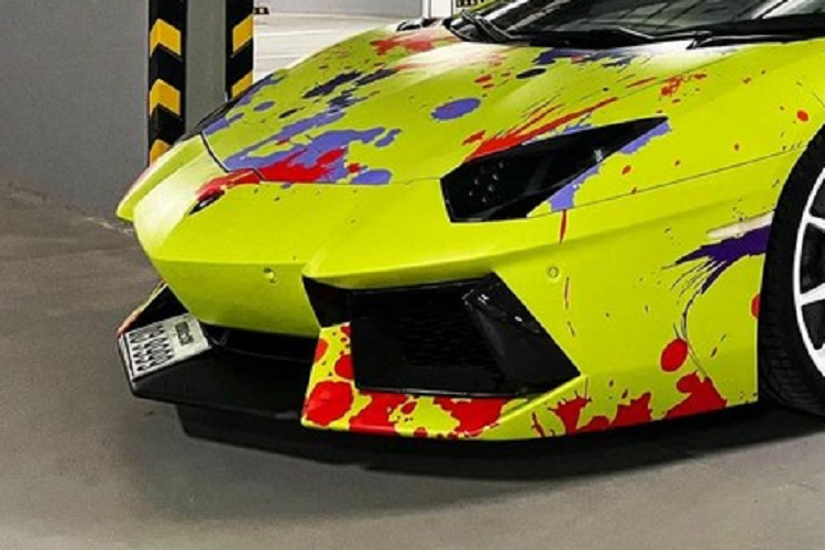 Chiếc xe Lamborghini Aventador LP700-4 này vốn có chủ nhân đầu tiên là 1 doanh nhân Đà Nẵng nhưng có công việc kinh doanh ở nước bạn, sau đó, một người em đã mua lại và mang siêu bò về Việt Nam định cư đã được 3 năm với nhiều lần trải qua đời chủ khác nhau.