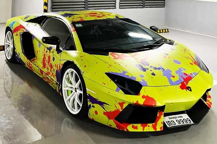 Trước khi được thay áo mới, chiếc siêu xe Lamborghini Aventador LP700-4 biển Lào này có màu xám nguyên bản và từng có gói độ body kit carbon nhưng hiện tại chỉ còn có các tấm ốp hốc gió bằng carbon, cánh gió đuôi khổng lồ của xe đã được tháo bỏ.