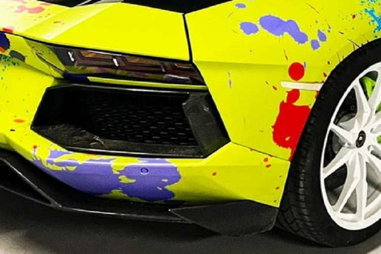 Siêu xe Lamborghini Aventador LP700-4 được trang bị động cơ V12, dung tích 6.5 lít, sản sinh công suất tối đa 700 mã lực tại vòng tua máy 8.250 vòng/phút và mô-men xoắn cực đại 690 Nm tại vòng tua máy 5.500 vòng/phút.