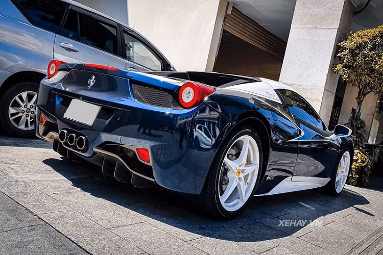 Thêm một chi tiết gây ấn tượng trên Ferrari 458 Spider là bộ mui cứng nặng 25 kg chỉ mất 14 giây để đóng/mở mui. Phần mui này thậm chí có thể hoạt động ngay cả khi xe đang chạy.