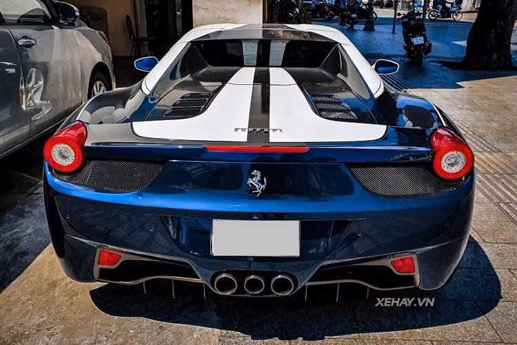 Là phiên bản mui trần của 458 Italia, Ferrari 458 Spider sở hữu kiểu dáng lấy cảm hứng từ hai "anh lớn" Ferrari Enzo và Millechili concept. Đầu xe gây chú ý với cụm đèn chiếu sáng tích hợp dải LED ban ngày thanh thoát. Những đường cong tinh tế tiếp tục xuất hiện ở bên hông và phía sau xe.