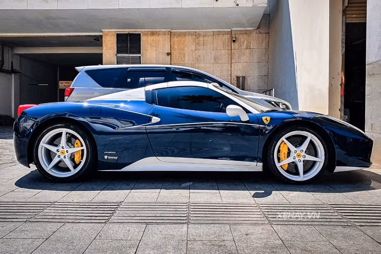 "Trái tim" của xe là khối động cơ V8 4.5L, sản sinh công suất tối đa 562 mã lực và 540 Nm mô-men xoắn. Đi kèm với đó còn là hộp số ly hợp kép 7 cấp. Từ đó "siêu ngựa" mui trần này có thể tăng tốc từ 0 - 100 km/h với 3,4 giây trước khi đạt vận tốc tối đa 320 km/h. Mức giá xe Ferrari 458 Spider khi mới về Việt Nam khoảng hơn 15 tỷ đồng.