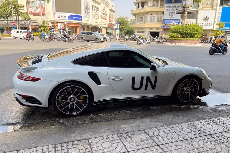 Siêu xe Porsche 911 Turbo S đang có mặt trong garage của Đặng Lê Nguyên đến 3 chiếc bản Coupe và một xe mui trần sử dụng động cơ Boxer 6 xy-lanh, tăng áp kép, dung tích 3,8 lít, sản sinh công suất tối đa 552 mã lực và mô-men xoắn cực đại 710 Nm.