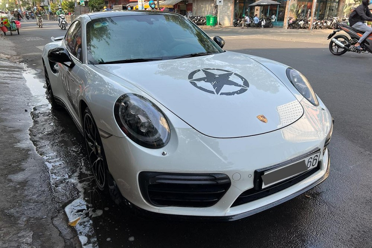 Chiếc xe thể thao Porsche 911 Turbo S mang biển số 51F-723.66 của Đặng Lê Nguyên Vũ là chiếc đầu tiên về nước và thuộc sở hữu của 1 người yêu xe kín tiếng, sau vài lần đổi chủ, chiếc xe Porsche 911 Turbo S này được Chủ tịch Trung Nguyên mua lại khi đại gia này đã âm thầm tậu 1 xe Porsche 911 Turbo S khác.