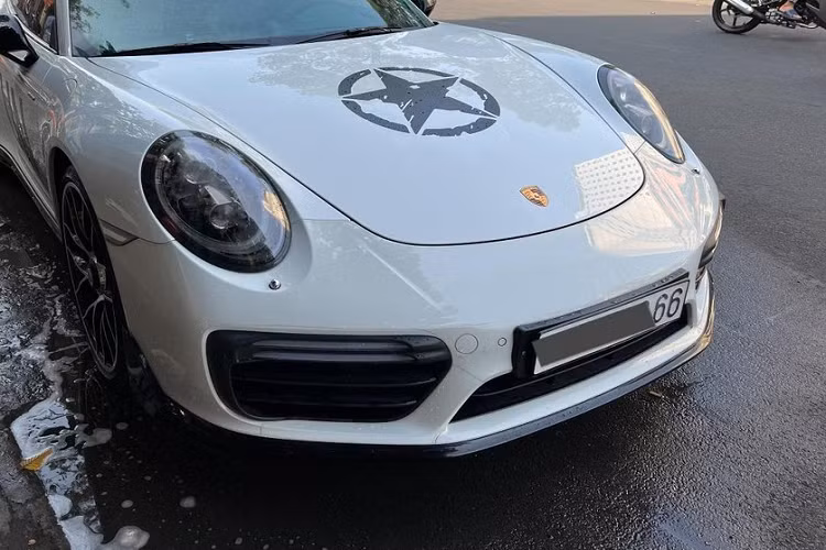Chưa hết, khi chiếc xe Porsche 911 Turbo S của đại gia Bình Dương được rao bán lại, ông Đặng Lê Nguyên Vũ nhanh chóng rút hầu bao để mang xe về sưu tầm. So với lúc xuất hiện gần đây vào năm ngoái, hình ảnh mới nhất của chiếc xe Porsche 911 Turbo S đầu tiên về nước có sự khác biệt khi được Chủ tịch Trung Nguyên trang trí nhẹ ở ngoại thất.