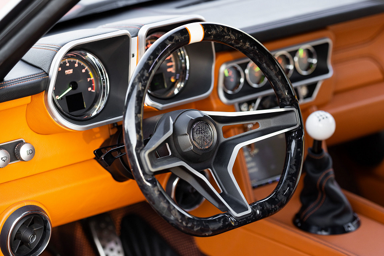 Phần đầu xe được kéo dài, điểm xuyết một số chi tiết theo hơi hướng thiết kế hiện đại thay vì diện mạo phong trần hoài cổ của mẫu xe cơ bắp Mỹ.