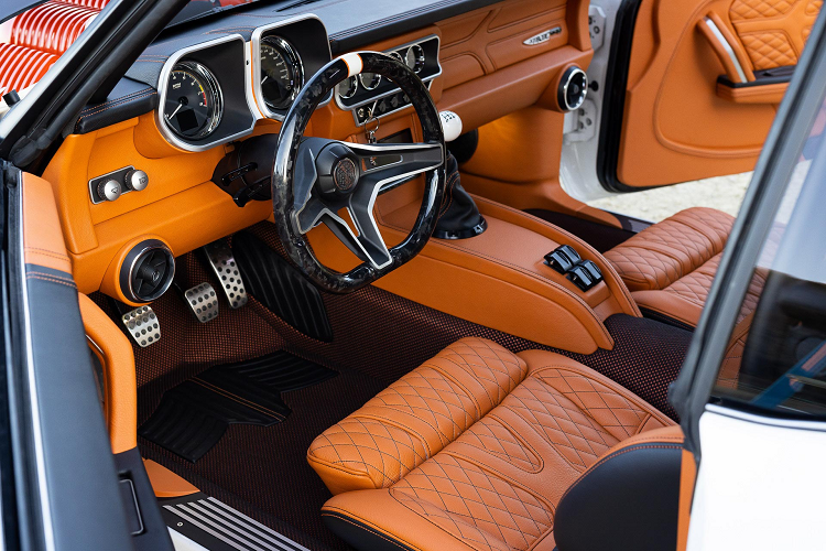 Các chi tiết như phần vè trước và sau, bộ khuếch tán, đường diềm và cánh gió sau hoàn thiện ngoại thất tuyệt đẹp được trang trí màu sơn BASF Glasurit Ghost White.