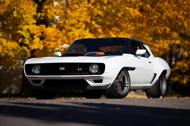 Mới đây, hãng độ đã tạo ra mẫu xe độ dựa trên chiếc Chevrolet Camaro đời 1969 được đặt tên là “STRODE”. Bên ngoài, mẫu xe vẫn gìn giữ được vẻ đẹp cổ điển với một số chi tiết được hiện đại hóa. Hơn hết, mẫu xe cơ bắp cổ điển này đã được “nâng cấp” trái tim là động cơ V8 Siêu nạp với công suất đầu ra cực khủng lên tới 1010 mã lực.