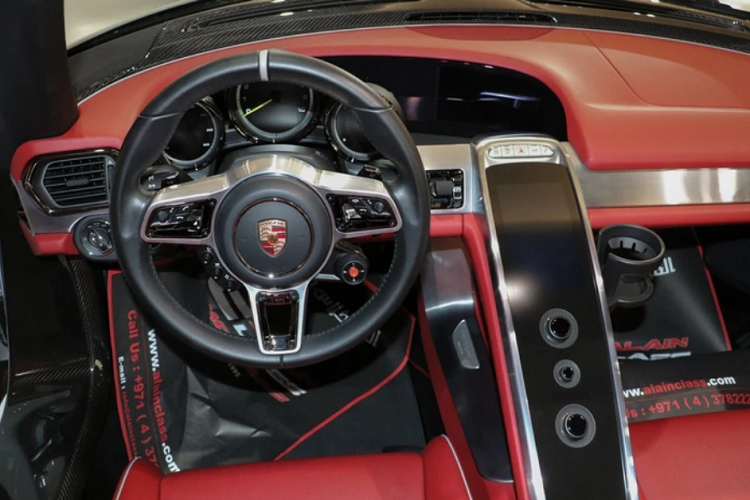 Về giá xe Porsche 918 Spyder, đại lý từng bán 2 chiếc siêu xe cho đại gia Hoàng Kim Khánh cũng đang bán chiếc 918 Spyder với lớp tem Martini Racing. Giá chào bán tại đây là 4,4 triệu AED (khoảng 27 tỷ đồng).