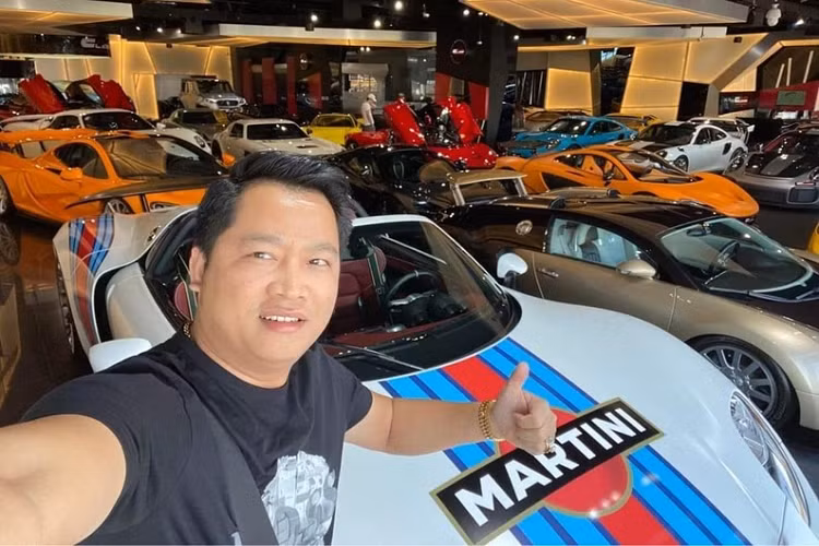 Trên trang cá nhân của mình, đại gia ngành thẩm mỹ không chia sẻ bất cứ điều gì, nhưng một người chơi và cũng là người kinh doanh xe có tiếng tại Sài Gòn đã đăng tải hình ảnh đại gia Hoàng Kim Khánh đứng cạnh một chiếc Porsche 918 Spyder mui trần kèm dòng mô tả thú vị: "Khớp lệnh"