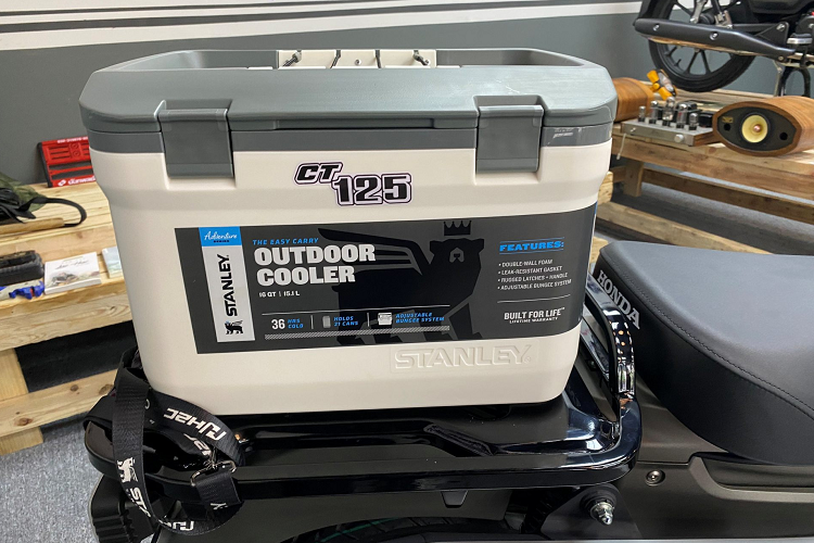 Khối động cơ 125cc, 4 thì, phun xăng điện tử, mô men xoắn cao, hiệu suất tối đa. Tiết kiệm nhiên liệu với động cơ ENGINE COVER COMP, giảm bớt tiếng ồn và đi kèm với một lớp bảo vệ động cơ chắc chắn. Hệ thống treo sau có thể điều chỉnh tải trước đến 5 mức, hỗ trợ cho mọi mục đích sử dụng, dù là chạy trong phố hay đi phượt đều có thể đáp ứng được.