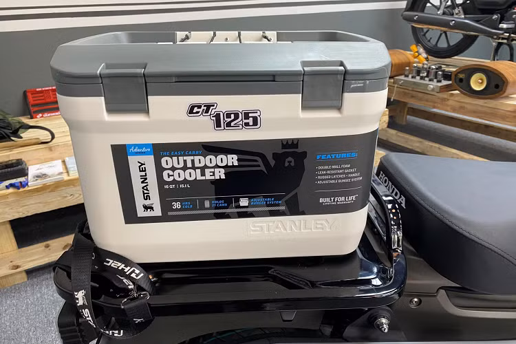 Khối động cơ 125cc, 4 thì, phun xăng điện tử, mô men xoắn cao, hiệu suất tối đa. Tiết kiệm nhiên liệu với động cơ ENGINE COVER COMP, giảm bớt tiếng ồn và đi kèm với một lớp bảo vệ động cơ chắc chắn. Hệ thống treo sau có thể điều chỉnh tải trước đến 5 mức, hỗ trợ cho mọi mục đích sử dụng, dù là chạy trong phố hay đi phượt đều có thể đáp ứng được.