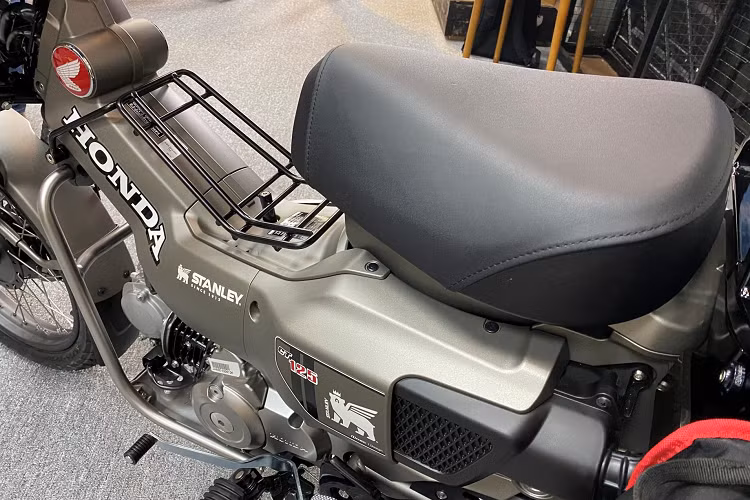 Những phụ kiện kèm theo của chiếc Honda CT125 Stanley 2023 bao gồm: Bộ cà phê. Kính bảo quản lạnh. Bình Stanley. Dây đai. Hộp đa năng Stanley. Bảo vệ tay. Chống sóc