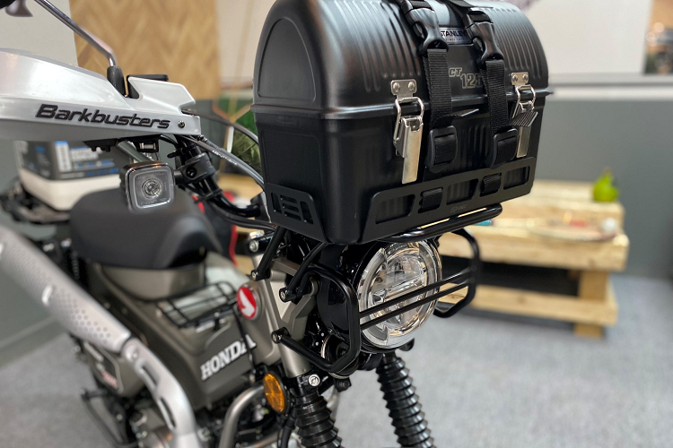 Hệ thống máy lạnh Rear Sturdy, hỗ trợ đầy đủ cho chuyến đi dã ngoại của bạn được hoàn hảo. Thiết kế giá đỡ phía sau chắc chắn, khá lớn, kiểu dáng mạnh mẽ. Hệ thống đèn full led, thiết kế hình tròn cổ điển, đèn nhan hình vuông độc đáo, là đặc điểm nhận diện của CT Series.