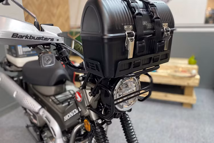 Hệ thống máy lạnh Rear Sturdy, hỗ trợ đầy đủ cho chuyến đi dã ngoại của bạn được hoàn hảo. Thiết kế giá đỡ phía sau chắc chắn, khá lớn, kiểu dáng mạnh mẽ. Hệ thống đèn full led, thiết kế hình tròn cổ điển, đèn nhan hình vuông độc đáo, là đặc điểm nhận diện của CT Series.