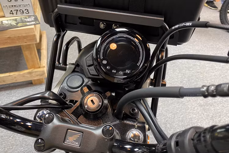 Thiết kế nổi bật, độc đáo, độ sáng cao giúp bạn thỏa sức tìm kiếm các tuyến đường mới.Thể tích bình nhiên liệu lên đến 5,3 lít, đi được quãng đường đến 360Km, đáp ứng được cho anh em phượt thủ đi các tour đường dài