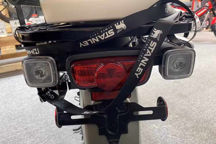 Honda CT125 2023 phiên bản giới hạn Stanley hiện đã được phân phối tại Việt Nam, xe được nhập khẩu chính ngạch từ Honda Thailan. Giá xe Honda CT125 dự đoán khoảng hơn 100 triệu đồng.