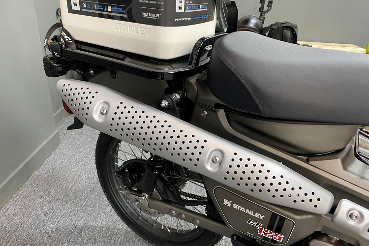 Hệ thống phanh đĩa với 2 kẹp nồi và ABS trên bánh trước, nâng cao cảm giác an toàn khi cầm lái. Ống xả cùng bộ lọc gió nâng cao, đặc trưng của kiểu dáng CT Series, ống xả được thiết kế song song với xe, vị trí ống xả cách xa chỗ ngồi, không ảnh hưởng đến việc lái xe.