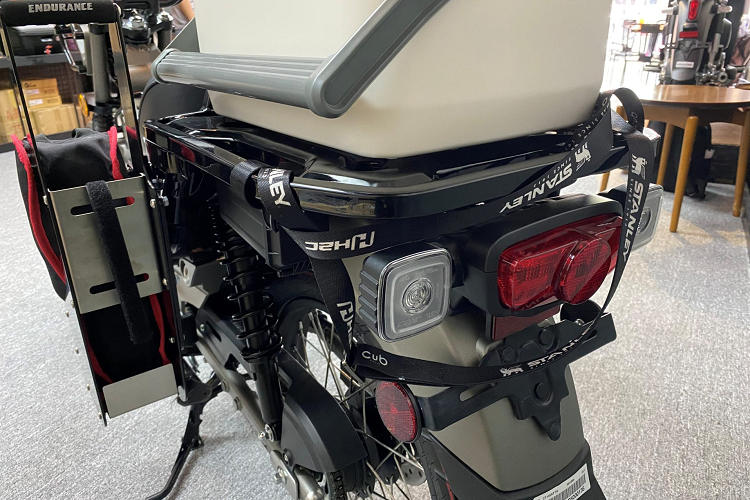 Phuộc trước hành trình dài đến 110mm, lớp bảo vệ cao su chắc chắn giúp bạn tự tin trong mọi điều kiện đường xá và tiếp cận tất cả khu vực muốn đến. Đồng hồ hiển thị LCD vẫn duy trì phong cách hình tròn cổ điển, kết hợp công nghệ đồng hồ tốc độ kỹ thuật số với đồng hồ cho chuyến đi A/B, sẵn sàng cho mọi điểm đến.