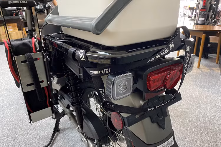 Phuộc trước hành trình dài đến 110mm, lớp bảo vệ cao su chắc chắn giúp bạn tự tin trong mọi điều kiện đường xá và tiếp cận tất cả khu vực muốn đến. Đồng hồ hiển thị LCD vẫn duy trì phong cách hình tròn cổ điển, kết hợp công nghệ đồng hồ tốc độ kỹ thuật số với đồng hồ cho chuyến đi A/B, sẵn sàng cho mọi điểm đến.