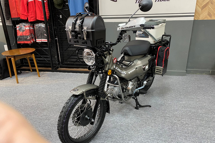 Xuất hiện lần đầu tiên tại Việt Nam với “lớp áo” màu xám ấn tượng, mẫu xe máy Honda CT125 Stanley 2023 như thổi một làn gió mới vào bộ sưu tập sặc sỡ của CT125 từ trước đến nay, độc đáo và không kém phần nổi bật. Bên cạnh đó, thiết kế của CT125 2023 cũng có nhiều điểm khác biệt so với CT125 2022 trước đây.