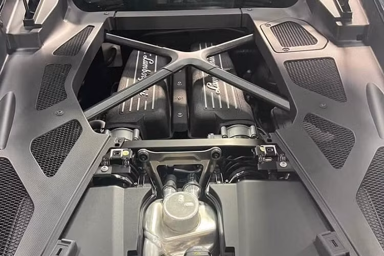 Siêu xe Lamborghini Huracan LP610-4 màu đen chính hãng độc nhất Việt Nam sở hữu động cơ V10, dung tích 5.2 lít, sản sinh công suất tối đa 610 mã lực tại vòng tua máy 8.250 vòng/phút và mô-men xoắn cực đại 560 Nm tại vòng tua máy 6.500 vòng/phút.