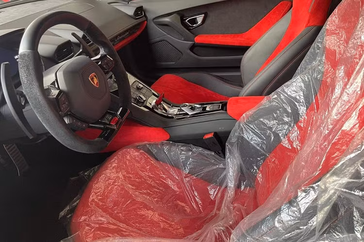 Vì thế, mức giá xe Lamborghini Huracan LP610-4 màu đen nhập chính hãng duy nhất tại dải đất hình chữ S này không hề rẻ khi từ 16 tỷ đồng, đắt hơn nhiều chiếc xe Lamborghini Huracan LP610-4 khác khoảng 3 đến 4 tỷ đồng nhưng phải nói rằng xe còn rất mới so với các xe còn lại.