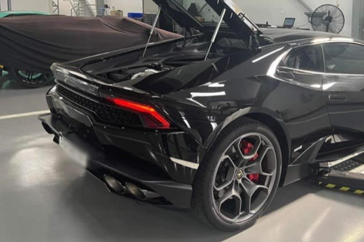 Động cơ trên kết hợp cùng hộp số tự động 7 tốc độ và hệ dẫn động 4 bánh toàn thời gian, nhờ đó, siêu xe Lamborghini Huracan LP610-4 đang được rao bán trên 16 tỷ đồng chỉ mất thời gian 3,2 giây để tăng tốc từ vị trí xuất phát lên 100 km/h trước khi đạt vận tốc tối đa 325 km/h.