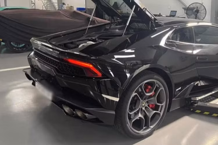 Động cơ trên kết hợp cùng hộp số tự động 7 tốc độ và hệ dẫn động 4 bánh toàn thời gian, nhờ đó, siêu xe Lamborghini Huracan LP610-4 đang được rao bán trên 16 tỷ đồng chỉ mất thời gian 3,2 giây để tăng tốc từ vị trí xuất phát lên 100 km/h trước khi đạt vận tốc tối đa 325 km/h.