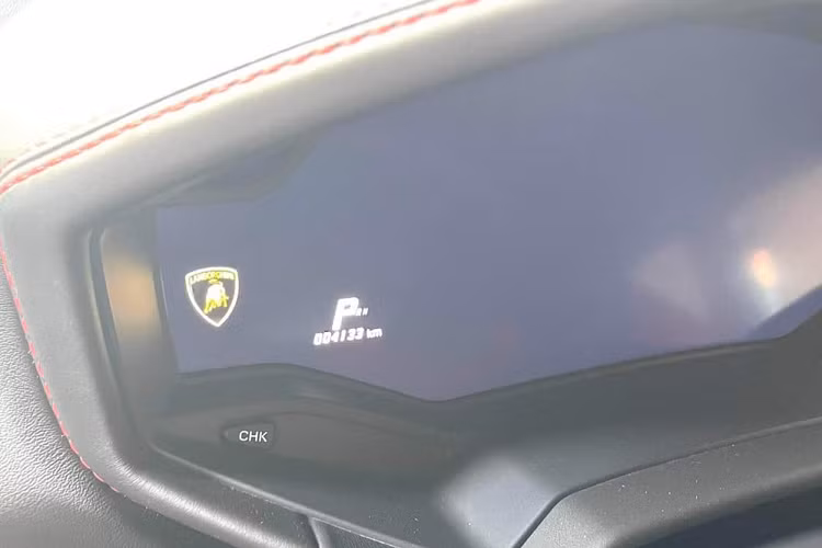 Giá xe Lamborghini Huracan LP610-4 chính hãng ban đầu tại Việt Nam là trên 16 tỷ đồng, sau đó, xe đầu tiên được hãng giảm giá bán chỉ còn 13 tỷ đồng và sau đó đã tăng lên trên 23 tỷ đồng. Riêng chiếc Huracan LP610-4 đang được chào bán trên 16 tỷ đồng được nhập về nước từ năm 2018 nên giá bán của xe được cho trên 1 triệu USD, chưa tính chi phí lăn bánh.