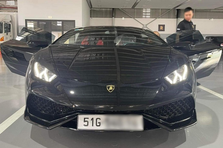 Mới đây, trên thị trường siêu xe đã qua sử dụng xuất hiện tin tức chào bán chiếc Lamborghini Huracan LP610-4 chính hãng mang màu sơn đen và không quá khó để nhận ra siêu bò này được nhập khẩu chính hãng về nước vào năm 2018 nên nhanh chóng thu hút sự quan tâm của giới mê xe trong nước.