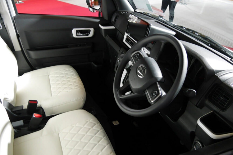 Nguồn cung cấp sức mạnh cho Daihatsu Atrai Premium Ver vẫn là động cơ xăng 3 xi-lanh, tăng áp, dung tích 660 cc, sản sinh công suất tối đa 64 mã lực và mô-men xoắn cực đại 91 Nm. Động cơ nằm giữa này kết hợp với hộp số biến thiên vô cấp D-CVT và hệ dẫn động cầu sau.