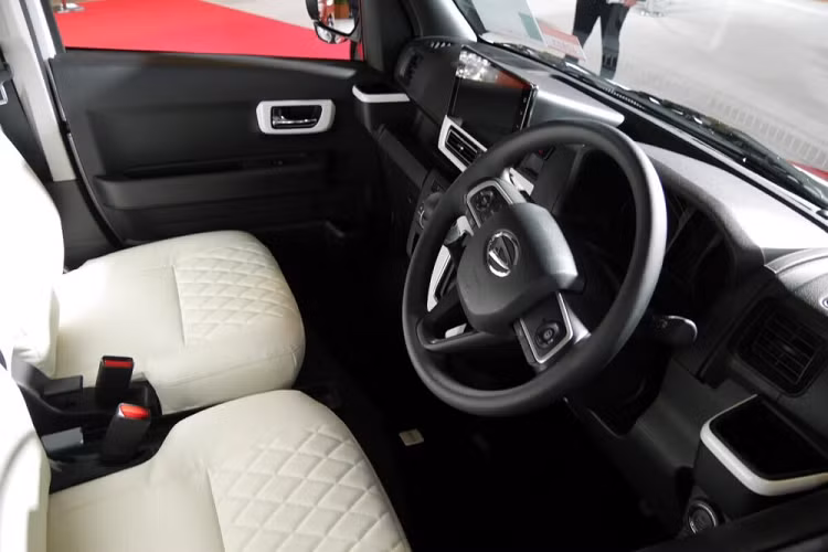 Nguồn cung cấp sức mạnh cho Daihatsu Atrai Premium Ver vẫn là động cơ xăng 3 xi-lanh, tăng áp, dung tích 660 cc, sản sinh công suất tối đa 64 mã lực và mô-men xoắn cực đại 91 Nm. Động cơ nằm giữa này kết hợp với hộp số biến thiên vô cấp D-CVT và hệ dẫn động cầu sau.